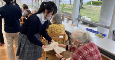 【社会福祉法人　三田市社会福祉協議会】デイサービスの利用者の皆さんへ「母の日」プレゼントをいただきました！